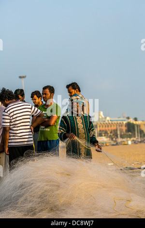 CHENAI, India - 10 febbraio: pescatore indiano sulla spiaggia di Marina al mattino Foto Stock