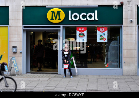 Una vista generale del locale Morrisond nel centro di Londra, Regno Unito Foto Stock