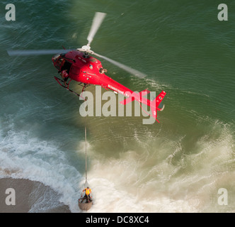 Salvataggio in elicottero, la spiaggia di Ipanema; Rio de Janeiro, Brasile Foto Stock