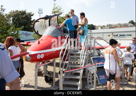 Le persone che visualizzano l'interno dell'abitacolo di una rossa frecce piano di visualizzazione, in mostra presso il Galles Airshow di Swansea, Regno Unito, estate 201 Foto Stock