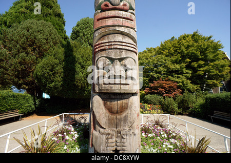 Primo piano del Centennial Totem Pole scolpito da Mungo Martin a Hadden Park, Vancouver, BC, Canada Foto Stock