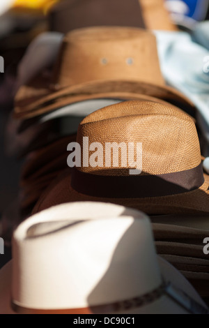 Colombiano tradizionali cappelli o Sombreros per la vendita al mercato settimanale di Villa de Leyva nel Boyaca dipartimento della Colombia Foto Stock