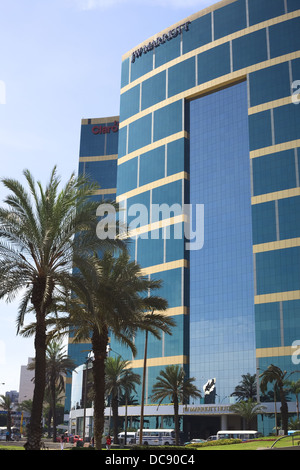 Il JW Marriott Hotel sul Malecon De La Reserva attraverso il Larcomar Shopping Mall nel quartiere di Miraflores, Lima, Peru Foto Stock