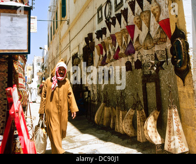 Berber uomo in abiti tradizionali essaouira marocco Foto Stock