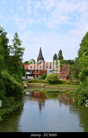 Vista villaggio sul fiume Tamigi, Whitchurch-on-Thames, Oxfordshire, England, Regno Unito Foto Stock