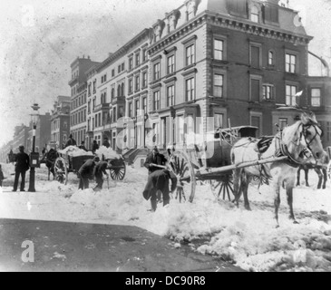 Tipi di strada di New York City: caricamento di uomini a cavallo dei carrelli di neve, circa 1896 Foto Stock