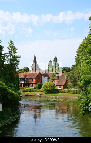 Vista villaggio sul fiume Tamigi, Whitchurch-on-Thames, Oxfordshire, England, Regno Unito Foto Stock