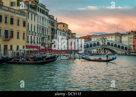 Ristorante e gondole vicino al Ponte di Rialto di Venezia Foto Stock