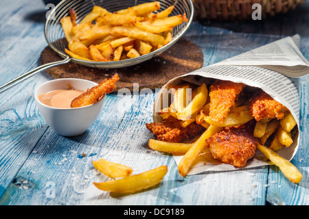 Fish & Chips servita nel giornale Foto Stock