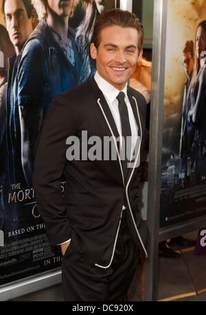 Los Angeles, CA. 12 Ago, 2013. Kevin Zegers presso gli arrivi per il mortale strumenti: CITTÀ DI OSSA Premiere, ArcLight Cinema' Glossari Affini Dome, Los Angeles, CA 12 agosto 2013. Foto di: Emiley Schweich/Everett raccolta/Alamy Live News Foto Stock