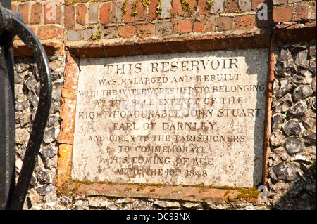 Il vecchio villaggio di pompa acqua e la sua lapide commemorativa a Cobham Kent. Foto Stock