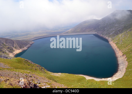 Il Marchlyn Mawr serbatoio visto da Bwich y Marchlyn appena sotto la vetta del Elidir Fawr nel Parco Nazionale di Snowdonia Foto Stock