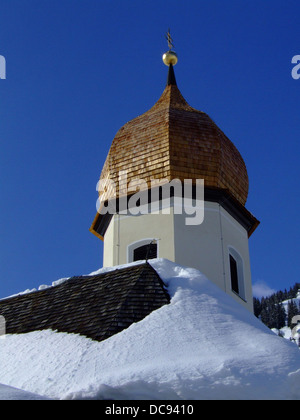Austrian cupola a cipolla chiesa guglia coperto di neve. Foto Stock