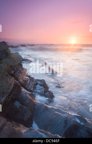 Una lunga esposizione di una costa rocciosa al tramonto. Prese a Kilve Beach, Somerset Foto Stock
