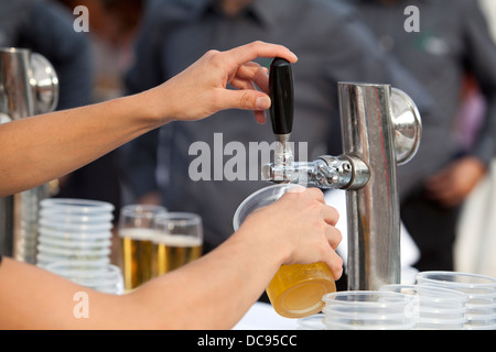 Una birra che viene versata da un rubinetto di birra Foto Stock