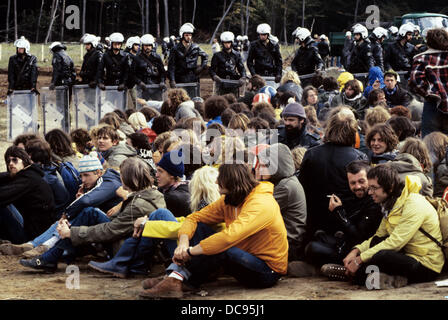 Gli avversari della pista ovest, dietro di loro polizia, fotografato il 6 ottobre nel 1981. La polizia ha autorizzato il cantiere per la costruzione della altamente controversion pista 18 ad ovest dell'aeroporto di Francoforte Rhein-Main. Foto Stock