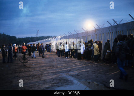 Gli avversari della pista West stand in corrispondenza di una parete di protezione della costruzione del sito il 6 ottobre nel 1981. La polizia ha autorizzato il cantiere per la costruzione della altamente controversion pista 18 ad ovest dell'aeroporto di Francoforte Rhein-Main. Foto Stock