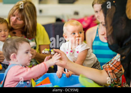 Un bambino a St. Pauls scuola materna e centro per l'infanzia, Bristol REGNO UNITO Foto Stock