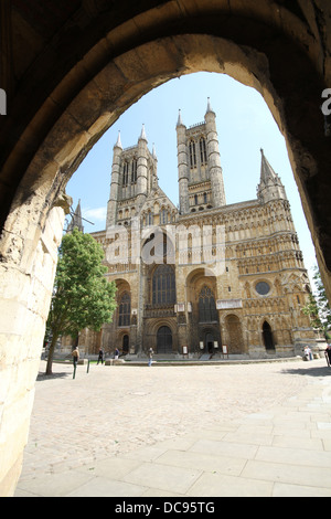 Cattedrale di Lincoln da sotto Excheckrgate arch Foto Stock