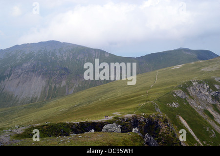 Walkers sul sentiero che conduce fino a Y Garn da Bwich y Cywion con il Welsh Mountain Elidir Fawr in background Foto Stock