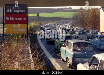 I cittadini della RDT viaggiare a Berlino Ovest, Germania, 11 novembre 1989. Con il nuovo GDR atto di viaggio prendendo effetto, centinaia di migliaia di cittadini della RDT percorsa la stessa notte all'Occidente. Foto Stock