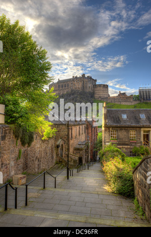 Vista sul Castello di Edimburgo dal Heriot Place, Edimburgo, Scozia, Regno Unito Foto Stock