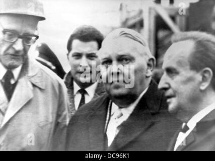 Il cancelliere tedesco Ludwig Erhard (m) passeggiate attorno ad alberi di miniera Mathilde (06.11.1963) con il regista Erich Stein (l) e Bassa Sassonia Il Ministro della Pubblica Istruzione e delle arti. 500 persone hanno assistito il più drammatico salvataggio nella storia delle miniere tedesche il 7 novembre 1963. Foto Stock