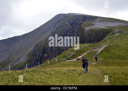 Walkers voce verso la vetta della montagna gallese Y Garn da Foel-goch nel Parco Nazionale di Snowdonia Foto Stock