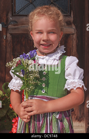 Ritratto di un fiore bavarese ragazza Foto Stock