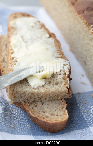 Fette di pane integrale con burro Foto Stock