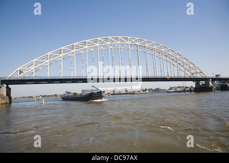 Grote birra ponte che attraversa il fiume Maas Ablasserdam Rotterdam Paesi Bassi Foto Stock