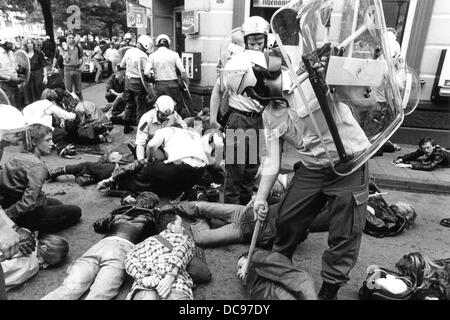 Poliziotti e ambulanza uomini nel mezzo di manifestanti giacente a terra ed essendo parzialmente ammanettato. Una dimostrazione contro il vice presidente USA George Bush di visitare il 25 giugno nel 1983 si è trasformato in una sommossa. Foto Stock