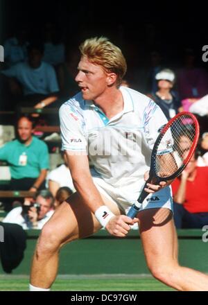 Il tedesco giocatore di tennis Boris Becker restituisce una palla durante il torneo di Wimbledon match contro Aaron Krickstein il 3 di luglio nel 1989. Becker poi ha vinto la finale contro Stefan Edberg. Foto Stock