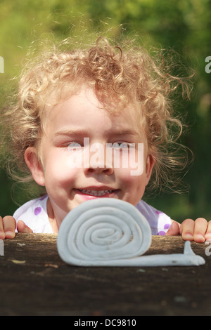 Sorridente bambina con belle parentesi capelli biondi Foto Stock