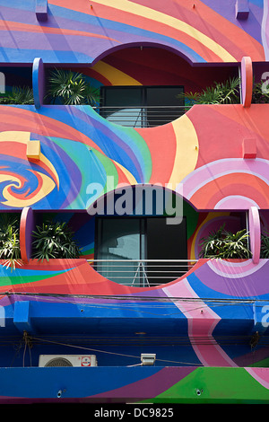Verniciato colorato residenziale e commerciale di edificio con balconi Foto Stock