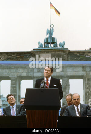 Il presidente statunitense Ronald Reagan dà un discorso davanti al muro di Berlino alla Porta di Brandeburgo a Berlino (Germania), 12 giugno 1987. Il cancelliere tedesco Helmut Kohl (R) è raffigurato accanto a lui nonché Presidente del Bundestag tedesco (parlamento) Philipp Jenninger (L). Reagan arrivato al mattino insieme con sua moglie Nancy per una visita ufficiale a Berlino per partecipare alle celebrazioni per la città il 750° anniversario. La coppia presidenziale a sinistra per gli Stati Uniti in serata nuovamente dopo una visita a Colonia. Foto Stock