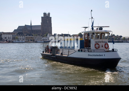 Piccoli traghetti passeggeri vaporetto traversata in battello fiume Oude Maas Dordrecht e Zwijndrecht Paesi Bassi Foto Stock