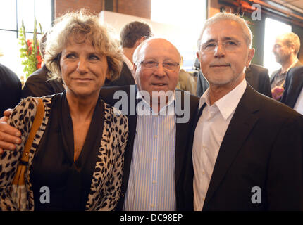 Amburgo, Germania. 12 Ago, 2013. Ex nazionale tedesco di giocatore di calcio Uwe Seeler (C), Gerd Mueller e moglie Uschi Mueller porre prima il premio cermeony dello Sport Bild Award 2013 ad Amburgo, Germania, 12 agosto 2013. La rivista onori risultati eccellenti nello sport con il premio, che sarà presentato in dieci categorie. Foto: Marcus Brandt/dpa/Alamy Live News Foto Stock