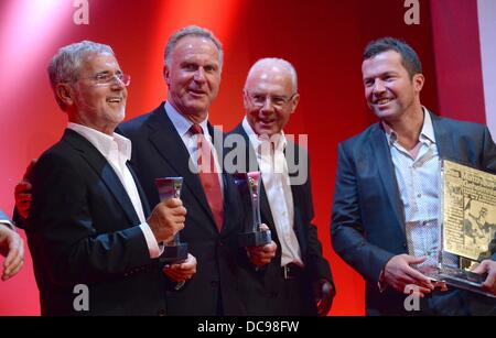 Amburgo, Germania. 12 Ago, 2013. Ex nazionale tedesco di giocatore di calcio Gerd Mueller (Life Time Achievement Award, L-R), CEO del Bayern Monaco di Baviera Karl-Heinz Rummenigge (Premio speciale del capo redazione), altoparlante audatory Franz Beckenbauer e ex calciatore Lothar Matthaeus (pagina uno Campione del Mondo Award) presente la loro i premi dopo la cerimonia di premiazione del Sport Bild Award 2013 ad Amburgo, Germania, 12 agosto 2013. La rivista onori risultati eccellenti nello sport con il premio, che sarà presentato in dieci categorie. Foto: Marcus Brandt/dpa/Alamy Live News Foto Stock