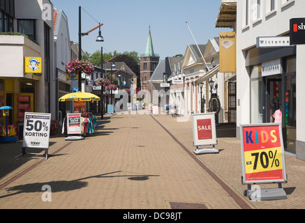 Quasi deserte shopping street tempo caldo Sliedrecht Paesi Bassi Foto Stock