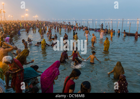 La folla raccolta sul Sangam, alla confluenza dei fiumi Gange e Yamuna e Saraswati, per il bagno santo nel Foto Stock