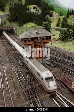 Un modello di treno ICE rigidi passato un segnale torre in 'Knuffingen' al paese delle meraviglie in miniatura di Amburgo, Germania, 13 agosto 2013. I rappresentanti della azienda ferroviaria tedesca Deutsche Bahn AG, sindacale e politica si sono incontrati per colloqui il 13 agosto 2013 a causa di enormi problemi a causa di enormi problemi presso la stazione ferroviaria centrale di Mainz. Foto: CHRISTIAN CHARISIUS Foto Stock