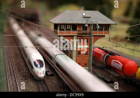 Modello di ghiaccio e i treni merci guidare passato un segnale torre in 'Knuffingen' al paese delle meraviglie in miniatura di Amburgo, Germania, 13 agosto 2013. I rappresentanti della azienda ferroviaria tedesca Deutsche Bahn AG, sindacale e politica si sono incontrati per colloqui il 13 agosto 2013 a causa di enormi problemi a causa di enormi problemi presso la stazione ferroviaria centrale di Mainz. Foto: CHRISTIAN CHARISIUS Foto Stock