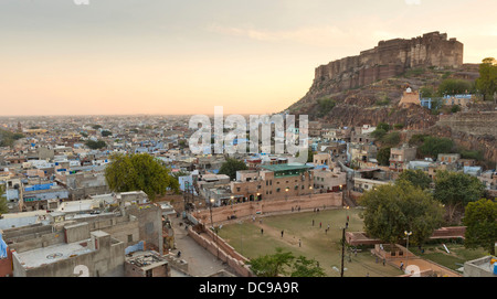 Città blu, il centro storico della città e il Forte Mehrangarh Foto Stock
