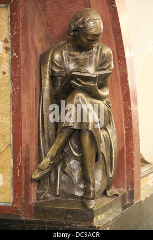 Statua di bronzo di una studentessa, rivoluzione alla fermata metropolitana di Piazza Revolyutsii Ploshchad Foto Stock