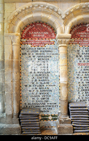 Rochester, Kent, Inghilterra, Regno Unito. Rochester Cathedral. Interno: elenco dei soldati che hanno prestato servizio nelle campagne tra cui Waterloo Foto Stock