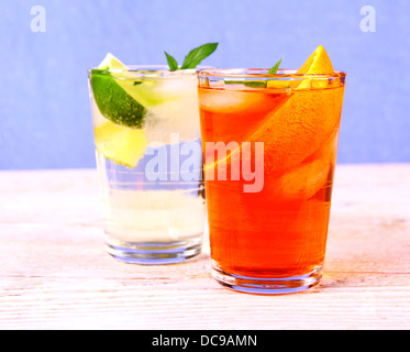 Arancione e lâ Elderflower cocktail su sfondo blu, close up Foto Stock