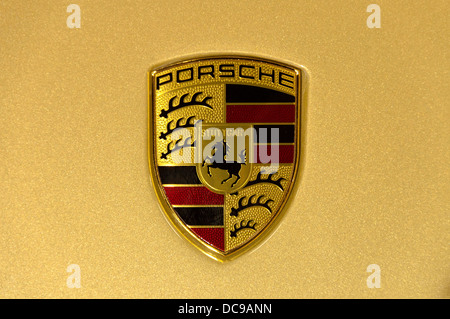 Porsche logo su una macchina Foto Stock