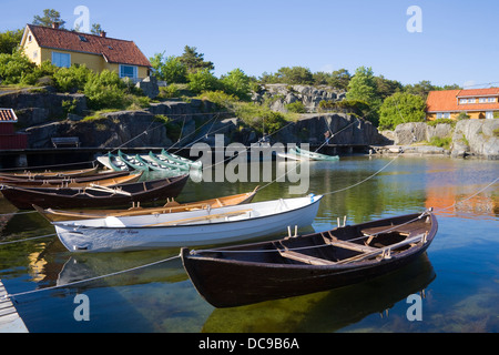 Høvåg Norvegia Europa imbarcazioni a remi e canoe ormeggiata in porto riparato con acqua proprietà anteriore Foto Stock