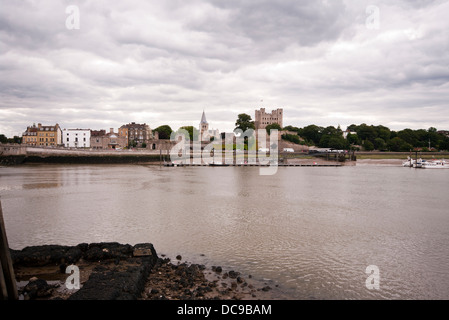 Vista di Rochester Kent England Regno Unito attraverso il Fiume Medway Foto Stock